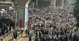 ব্যারিকেড ভেঙে শাহবাগে শিক্ষকদের অবস্থান